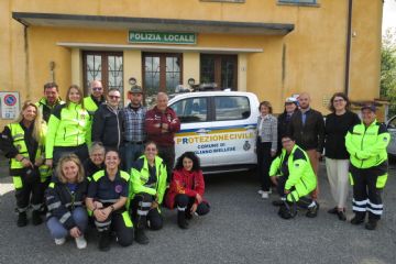 Volontari della VVB Protezione civile, con il Presidente Daniele Zanellati, l'Assessore Pier Paolo Fila Robattino, il Sindaco Cristina Vazzoler, il Vicesindaco Luca D'Andrea, l'Assessore Elena Ottino e il Comandante della Polizia Locale Emanuela Scarpa